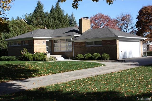 front view picture of 155 S Glengarry Rd, Bloomfield Hills, MI. 48301