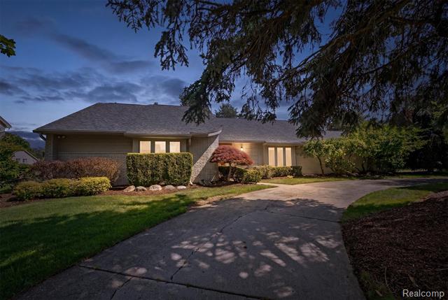 front view picture of 4771 Mada Ct, West Bloomfield, MI. 48322