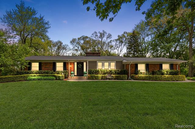 front view picture of 6491 Hills Dr, Bloomfield Hills, MI. 48301