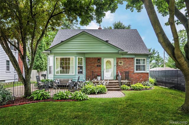front view picture of 1524 Villa Rd, Birmingham, MI. 48009