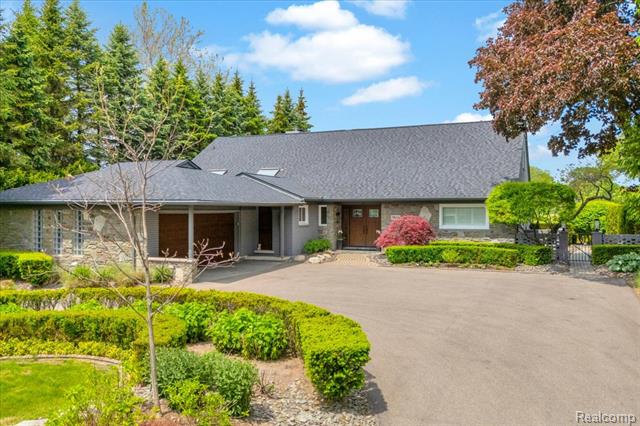 front view picture of 3816 W Maple Rd, Bloomfield Hills, MI. 48301