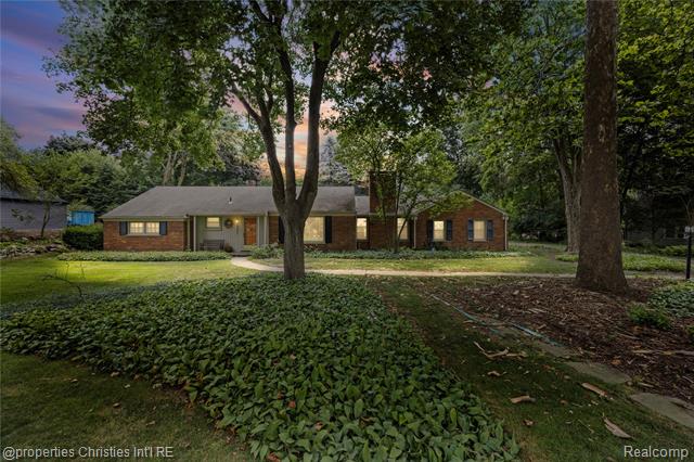 front view picture of 6391 Wing Lake Rd, Bloomfield Hills, MI. 48301