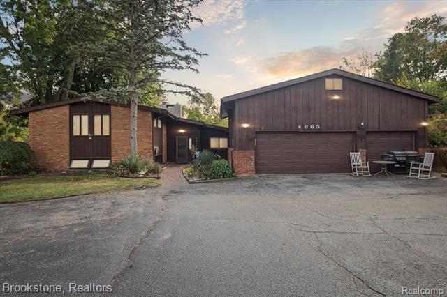 front view picture of 4665 W Maple Rd, Bloomfield Hills, MI. 48301