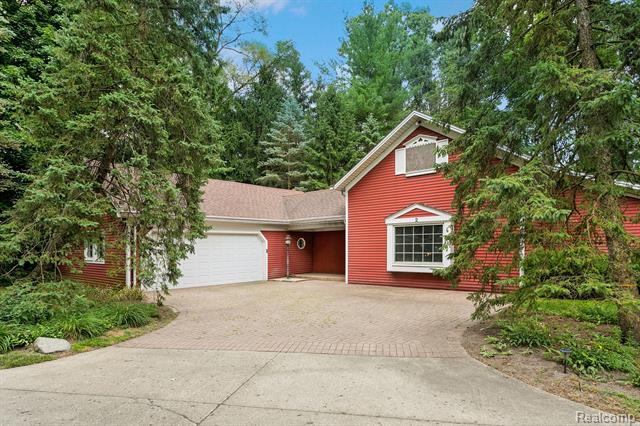 front view picture of 4421 W Maple Rd, Bloomfield Hills, MI. 48301