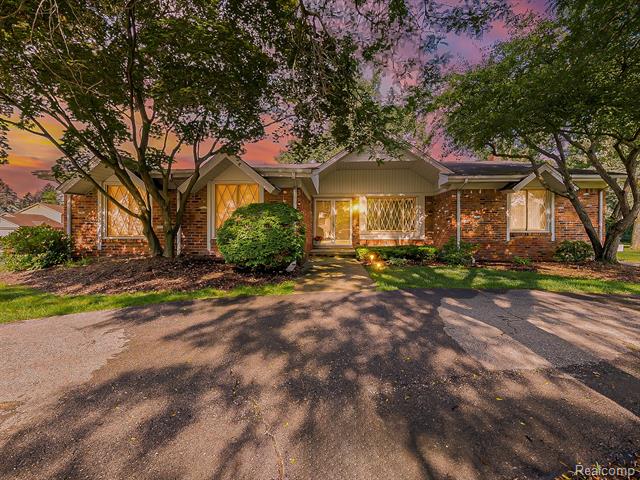 front view picture of 6452 Rutledge Park Dr, West Bloomfield, MI. 48322