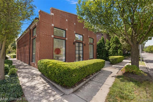 front view picture of 407 W Brown St, Birmingham, MI. 48009
