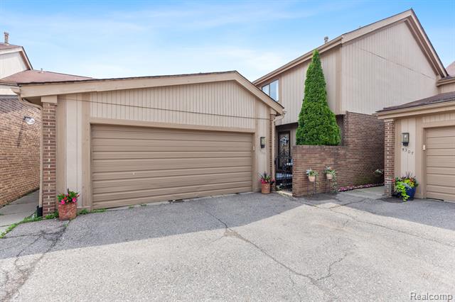 front view picture of 5305 Wright Way S, West Bloomfield, MI. 48322