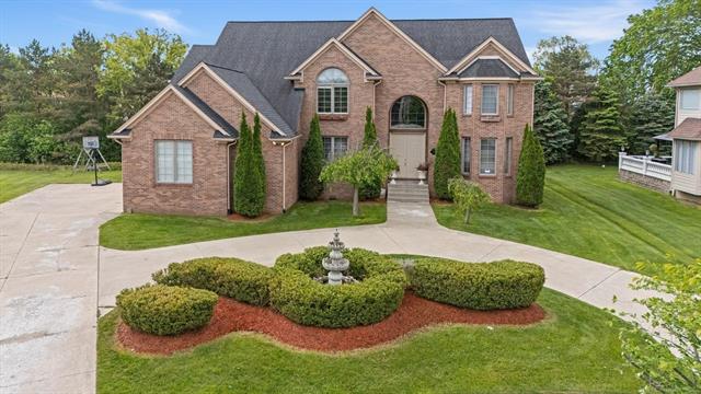 front view picture of 4931 Peggy St, West Bloomfield, MI. 48322