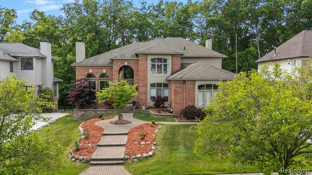 front view picture of 6280 Branford Dr, West Bloomfield, MI. 48322