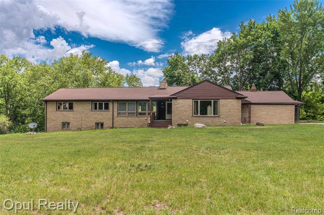 front view picture of 6455 Norham Rd, Bloomfield Hills, MI. 48301