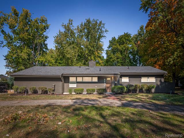 front view picture of 4550 W Maple Rd, Bloomfield Hills, MI. 48301
