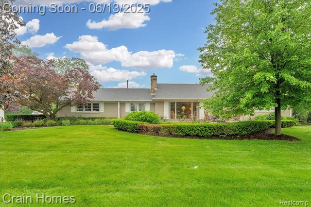 front view picture of 6151 Golfview Dr, Bloomfield Hills, MI. 48301