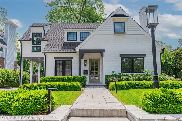 front view picture of 895 Harmon St, Birmingham, MI. 48009
