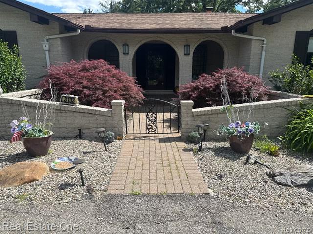 front view picture of 3133 Hartslock Woods Dr, West Bloomfield, MI. 48322