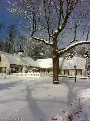 front view picture of 6050 W Surrey Rd, Bloomfield Hills, MI. 48301
