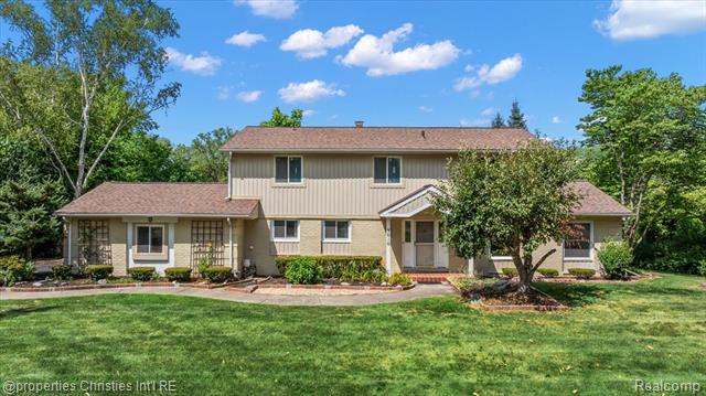 front view picture of 3010 Parkland Dr, West Bloomfield, MI. 48322