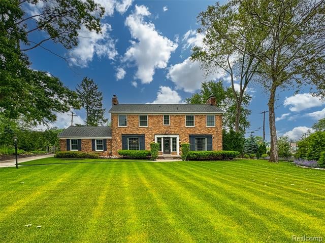 front view picture of 100 Overhill Rd, Bloomfield Hills, MI. 48301
