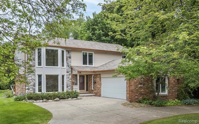 front view picture of 2264 W Maple Rd, Bloomfield Hills, MI. 48301