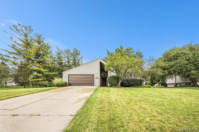 front view picture of 5722 Perrytown Dr, West Bloomfield, MI. 48322
