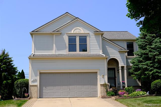 front view picture of 1925 Shepherds Dr, Troy, MI. 48084