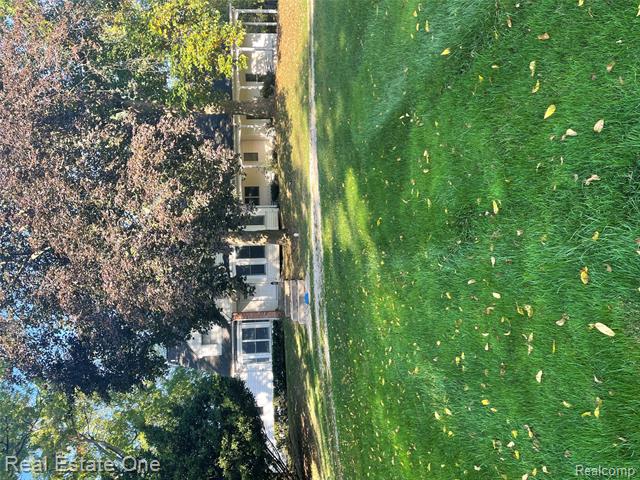 front view picture of 5840 Inkster Rd, West Bloomfield, MI. 48323