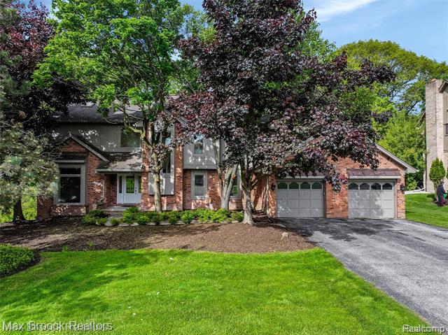 front view picture of 5844 Independence Ln, West Bloomfield, MI. 48322