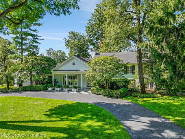 front view picture of 919 W Glengarry Cir, Bloomfield Hills, MI. 48301