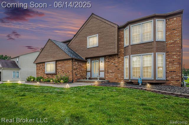 front view picture of 5582 Greenbriar Dr, West Bloomfield, MI. 48322