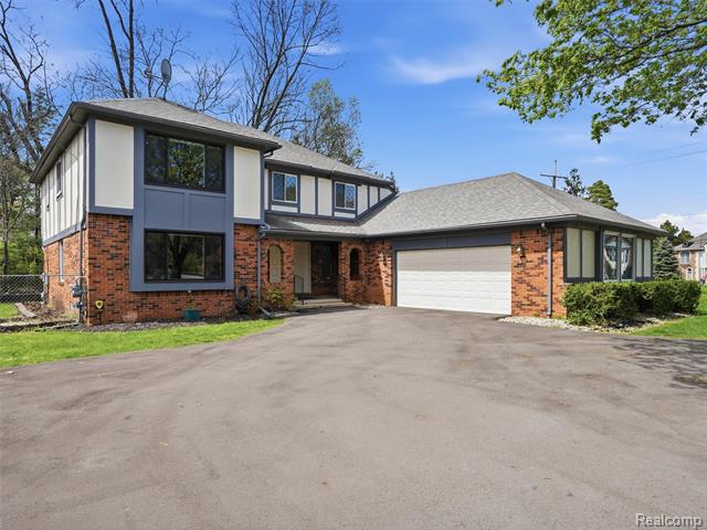 front view picture of 5800 Naneva Ct, West Bloomfield, MI. 48322