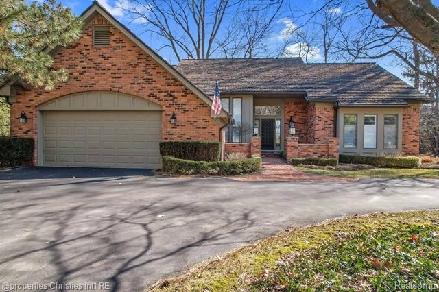 front view picture of 3466 Bloomfield Club Dr, Bloomfield Hills, MI. 48301