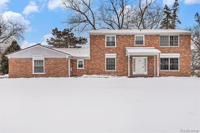 front view picture of 4819 Thorntree Dr, West Bloomfield, MI. 48322