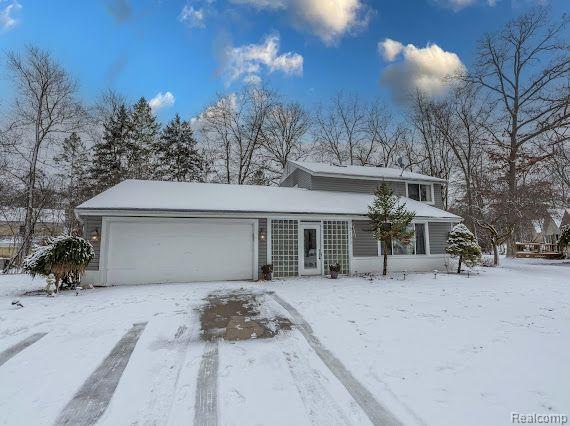 front view picture of 5123 Chestershire Dr, West Bloomfield, MI. 48322