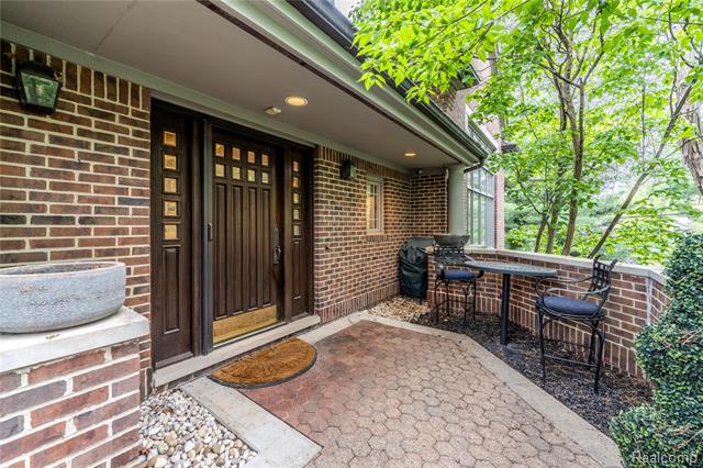 front view picture of 4054 Cranbrook Ct, Bloomfield Hills, MI. 48301