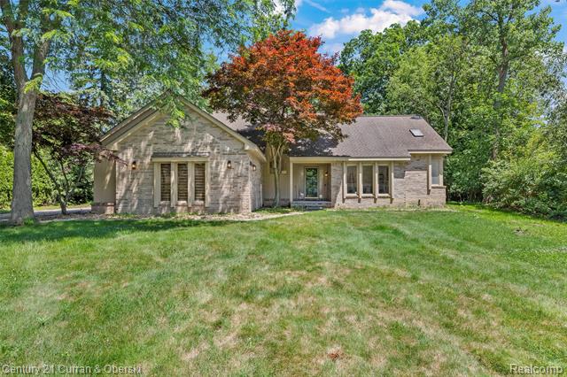 front view picture of 5120 Langlewood Ct, West Bloomfield, MI. 48322