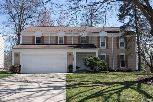 front view picture of 5945 Cromwell Rd, West Bloomfield, MI. 48322