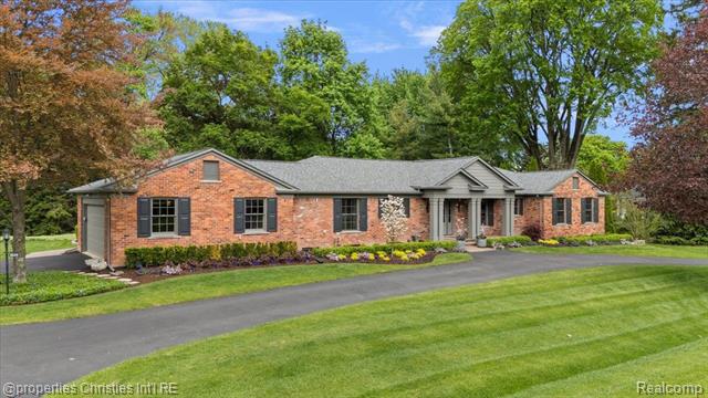 front view picture of 6220 Thorncrest Dr, Bloomfield Hills, MI. 48301