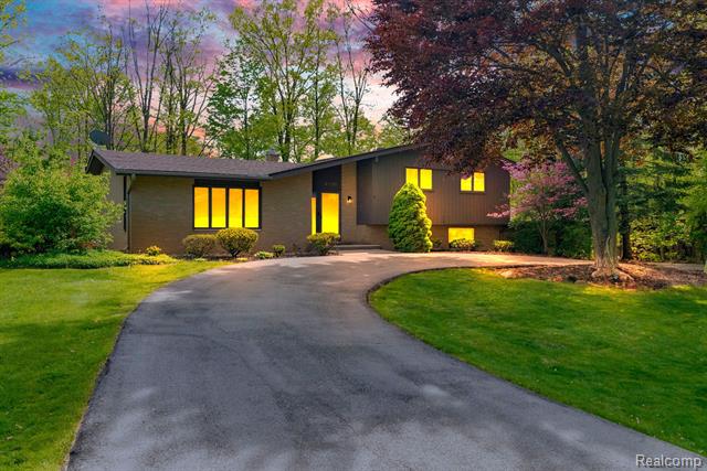 front view picture of 4731 Patrick Rd, West Bloomfield, MI. 48322