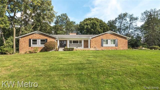 front view picture of 6199 Thorncrest Dr, Bloomfield Hills, MI. 48301