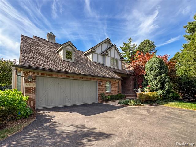 front view picture of 4088 Cranbrook Ct, Bloomfield Hills, MI. 48301