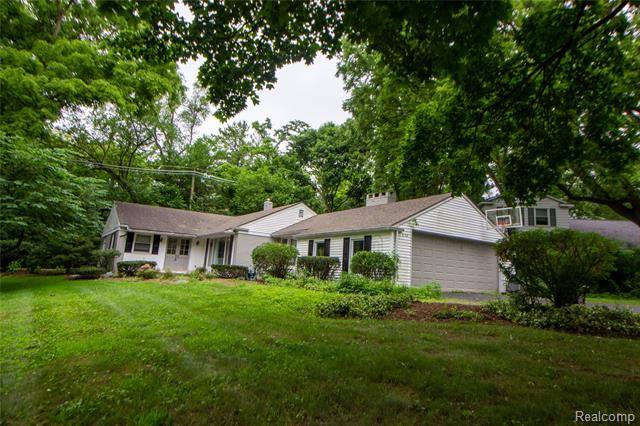 front view picture of 6160 Worlington Rd, Bloomfield Hills, MI. 48301