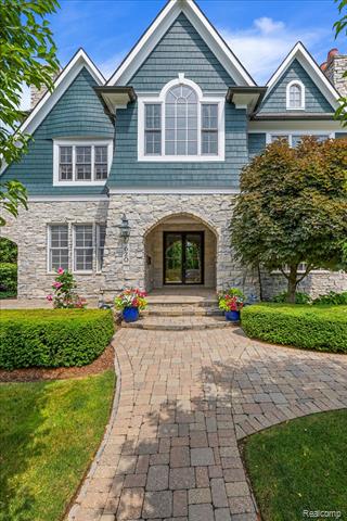 front view picture of 620 Lakeside Dr, Birmingham, MI. 48009