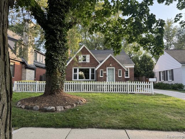 front view picture of 2389 Buckingham Ave, Birmingham, MI. 48009