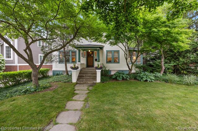 front view picture of 560 Woodland St, Birmingham, MI. 48009