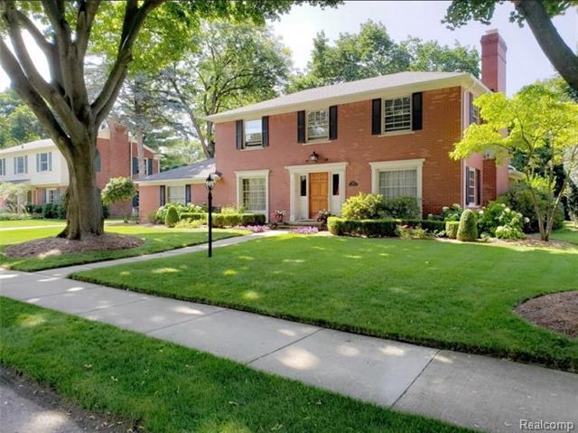 front view picture of 2579 Amberly Rd, Bloomfield Hills, MI. 48301