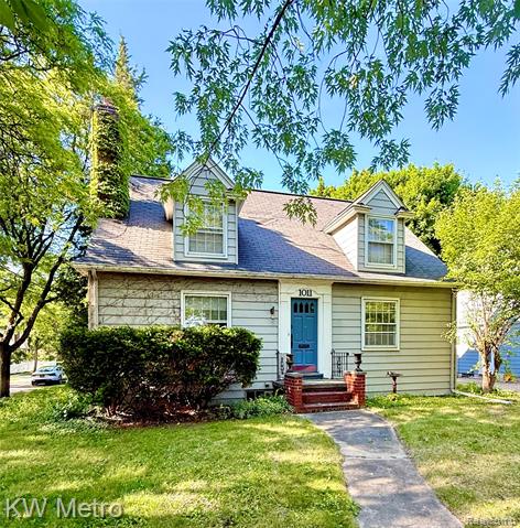 front view picture of 1011 Madison St, Birmingham, MI. 48009