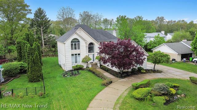 front view picture of 2337 Horseshoe Dr, West Bloomfield, MI. 48322