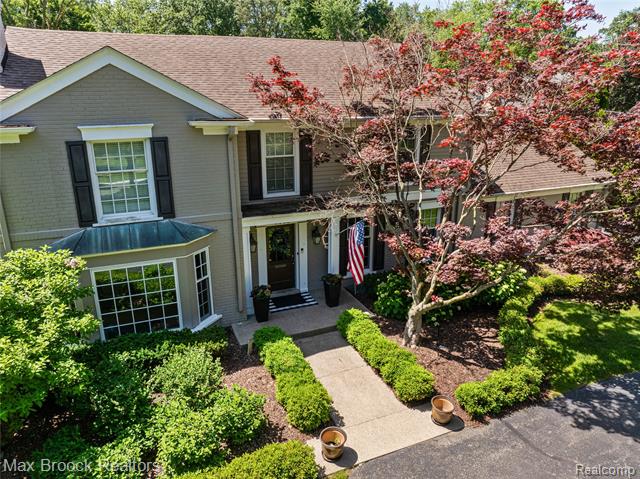 front view picture of 3365 Burning Bush Rd, Bloomfield Hills, MI. 48301