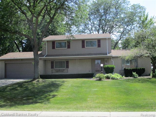 front view picture of 4817 Faircourt Dr, West Bloomfield, MI. 48322