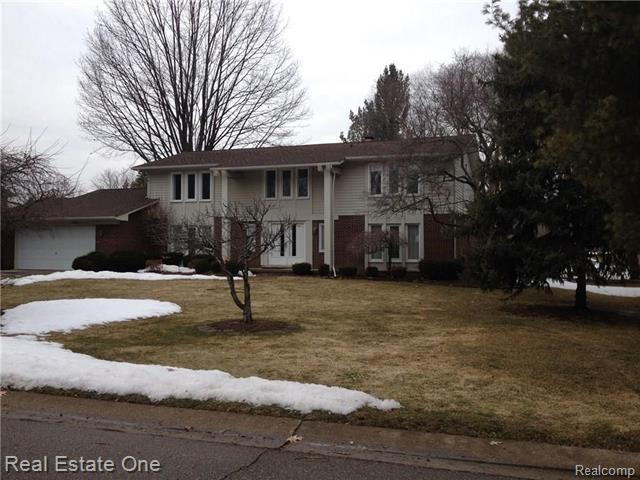 front view picture of 5634 Powder Horn Dr, West Bloomfield, MI. 48322