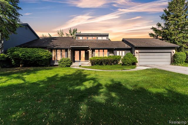 front view picture of 5520 Ridgewood, West Bloomfield, MI. 48322